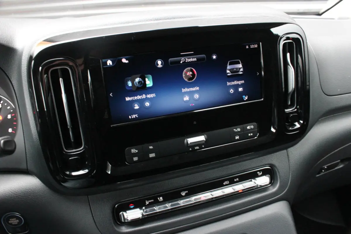 119 CDI L2 SELECT LANG LEDEREN BEKLEDING / 2XSCHUIFDEUR / BPM VRIJ / VERLAAGD / AMG / APPLE CARPLAY / FULLBLACK