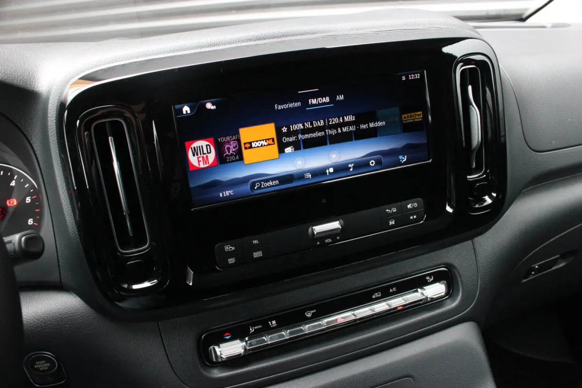119 CDI L2 SELECT LANG LEDEREN BEKLEDING / 2XSCHUIFDEUR / BPM VRIJ / VERLAAGD / AMG / APPLE CARPLAY / FULLBLACK
