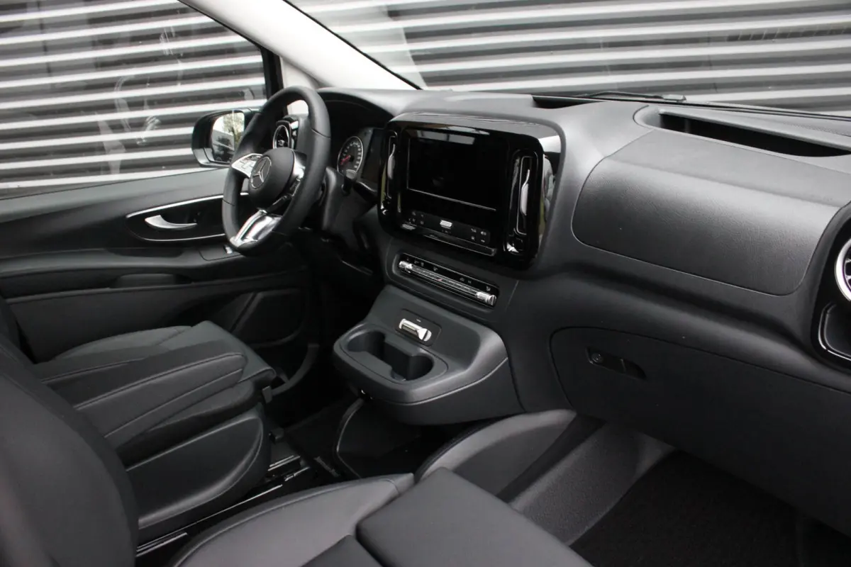 119 CDI L2 SELECT LANG LEDEREN BEKLEDING / 2XSCHUIFDEUR / BPM VRIJ / VERLAAGD / AMG / APPLE CARPLAY / FULLBLACK