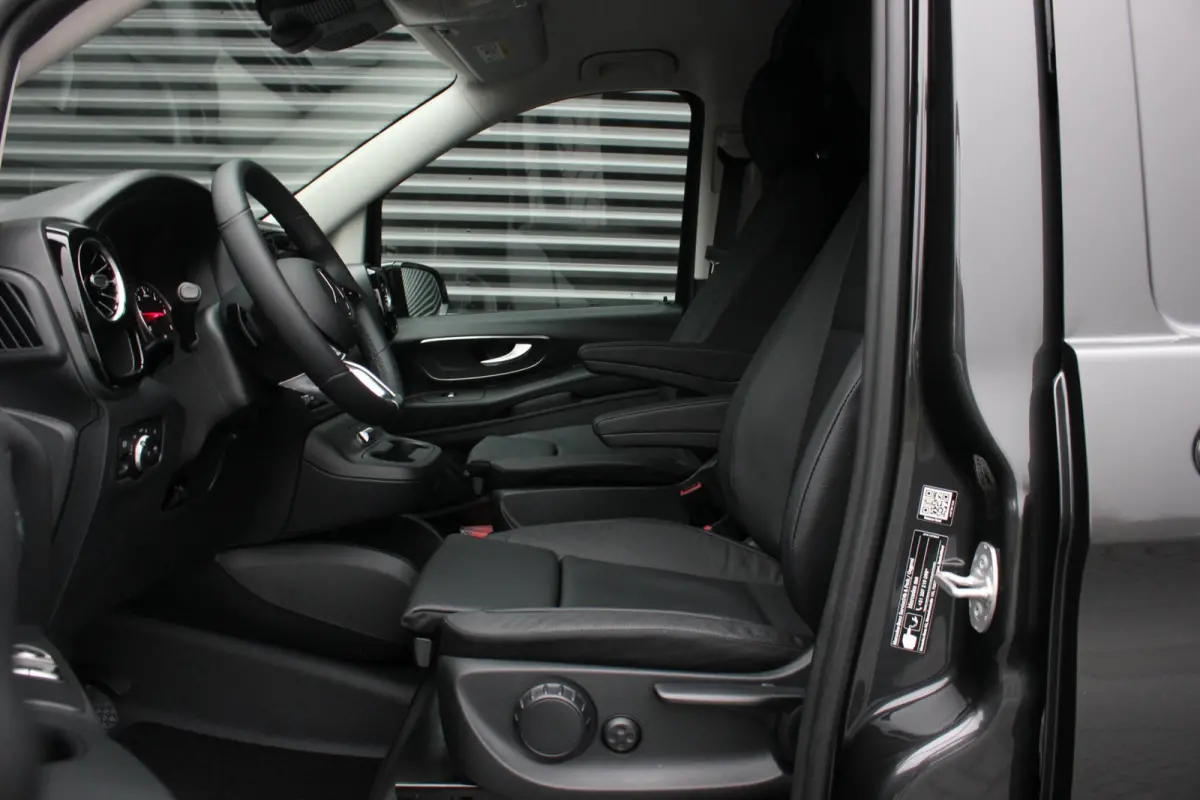 119 CDI L2 SELECT LANG LEDEREN BEKLEDING / 2XSCHUIFDEUR / BPM VRIJ / VERLAAGD / AMG / APPLE CARPLAY / FULLBLACK