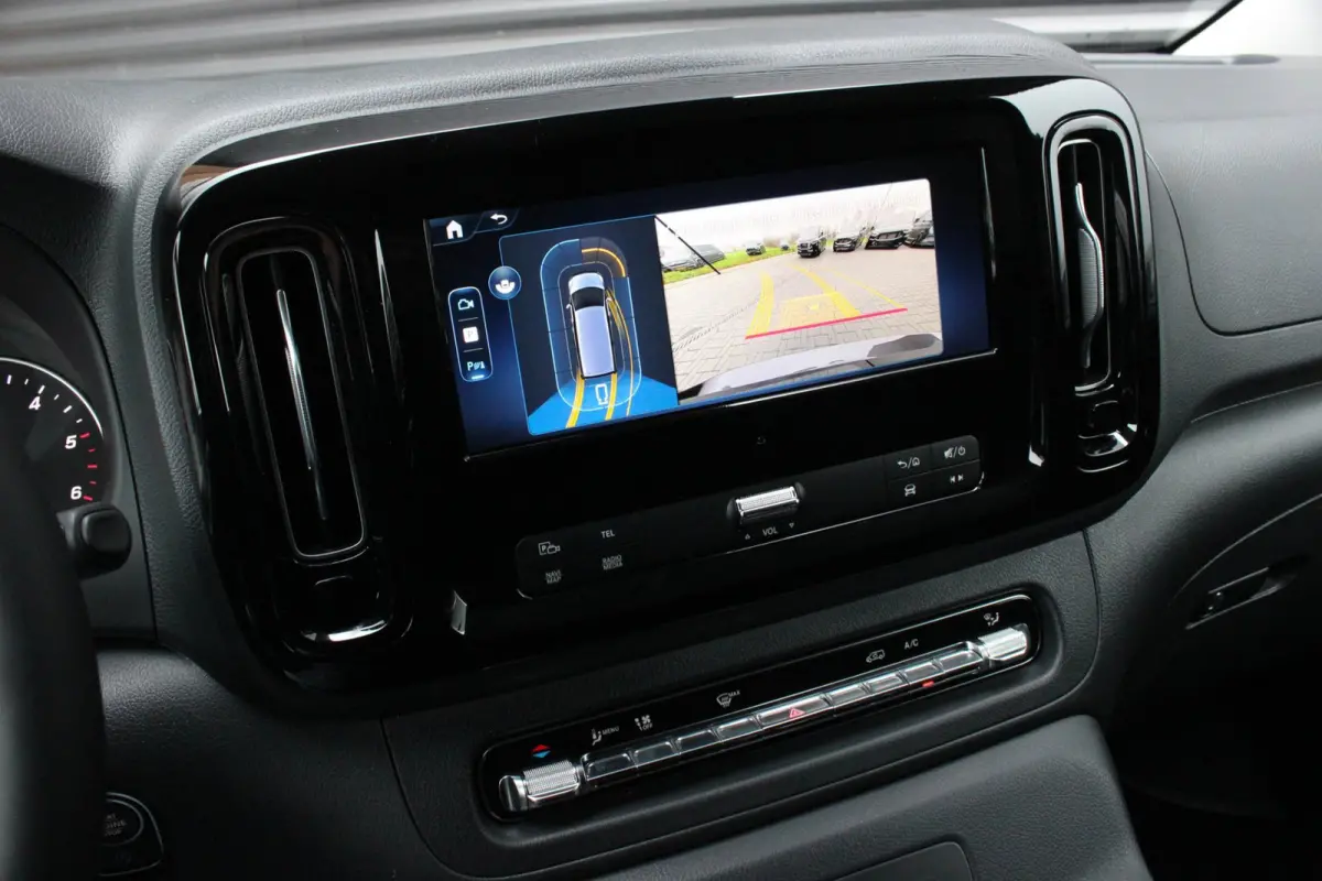 119 CDI L2 SELECT LANG LEDEREN BEKLEDING / 2XSCHUIFDEUR / BPM VRIJ / VERLAAGD / AMG / APPLE CARPLAY / FULLBLACK