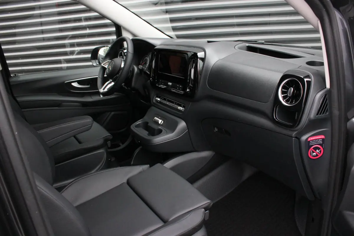 119 CDI L2 SELECT LANG LEDEREN BEKLEDING / 2XSCHUIFDEUR / BPM VRIJ / VERLAAGD / AMG / APPLE CARPLAY / FULLBLACK