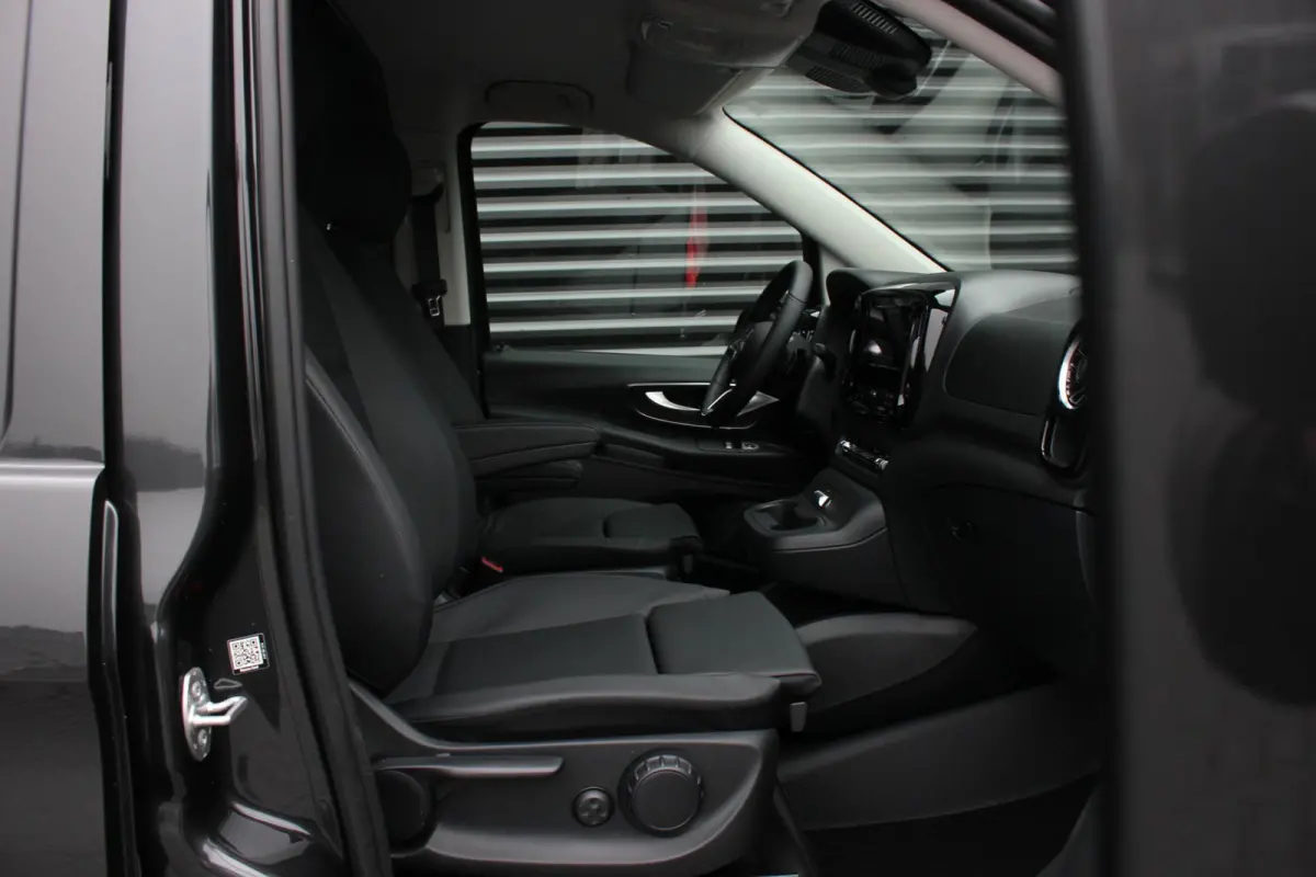 119 CDI L2 SELECT LANG LEDEREN BEKLEDING / 2XSCHUIFDEUR / BPM VRIJ / VERLAAGD / AMG / APPLE CARPLAY / FULLBLACK