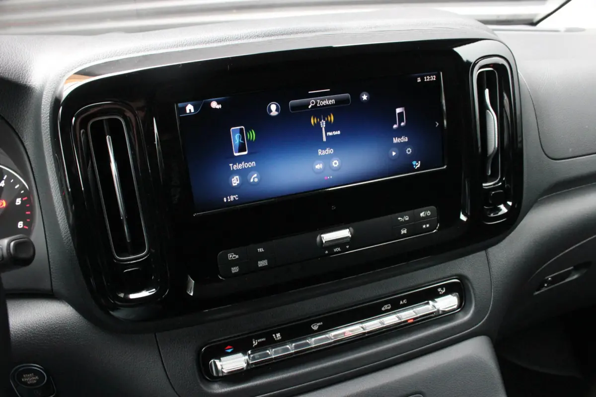 119 CDI L2 SELECT LANG LEDEREN BEKLEDING / 2XSCHUIFDEUR / BPM VRIJ / VERLAAGD / AMG / APPLE CARPLAY / FULLBLACK