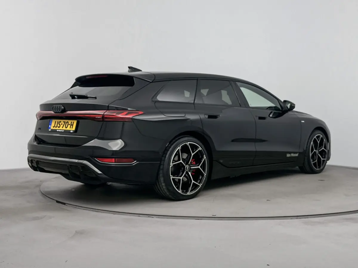 S edition 83 kWh | 21 inch velgen | Luchtvering | 360 graden camera | Stoelverwarming/-ventilatie | MMI bijrijdersdisplay | Adaptieve cruise control | Trekhaak wegklapbaar
