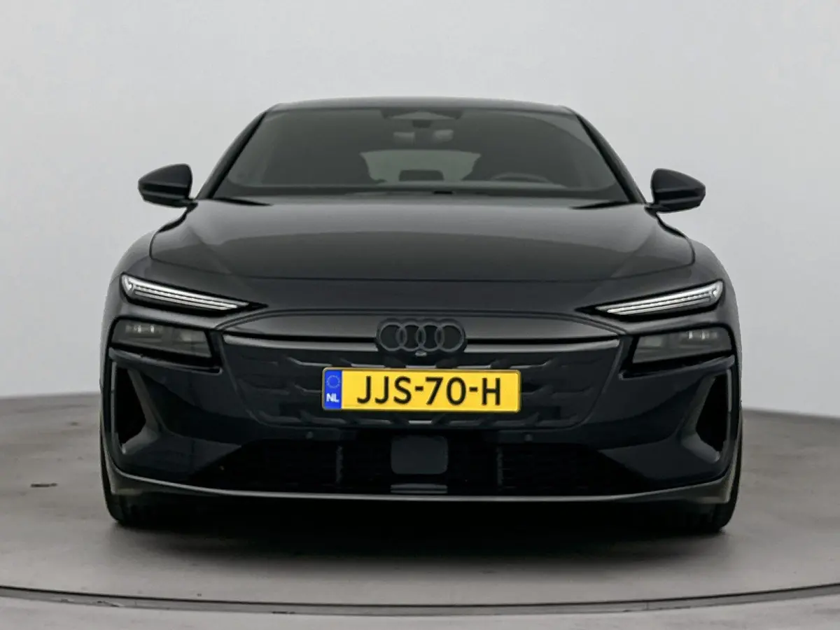 S edition 83 kWh | 21 inch velgen | Luchtvering | 360 graden camera | Stoelverwarming/-ventilatie | MMI bijrijdersdisplay | Adaptieve cruise control | Trekhaak wegklapbaar