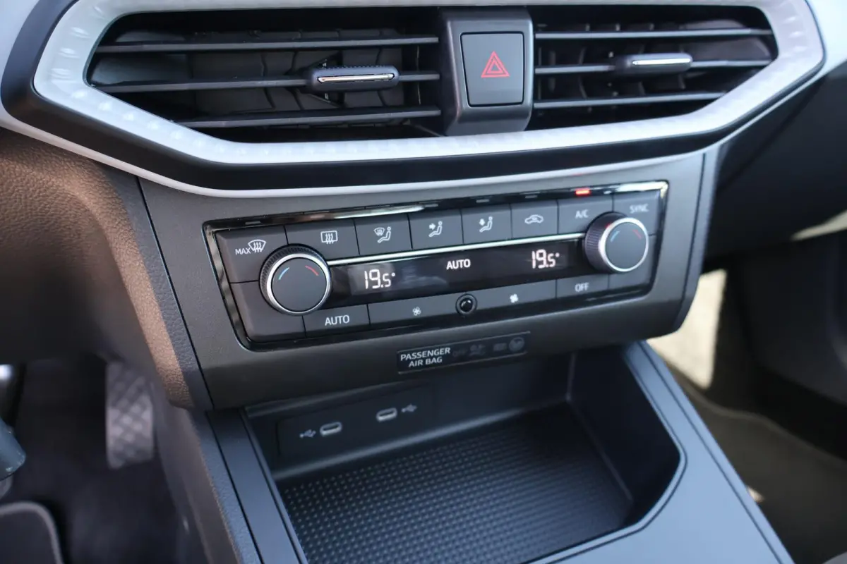 1.0 EcoTSI 95pk Style | Climate Control | Carplay | PDC | DAB radio