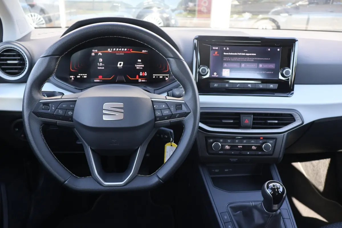1.0 EcoTSI 95pk Style | Climate Control | Carplay | PDC | DAB radio