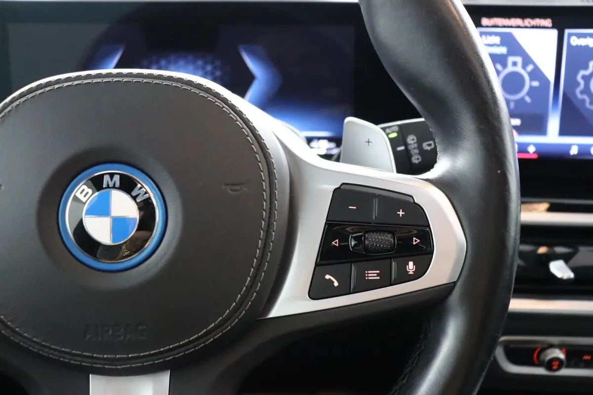 xDrive50e | SOH 100%| Sport Pakket Pro | Panoramadak | Harman Kardon | Stoelverwarming Voor & Achter | Individual Dashboard Leder  | 22'' LM