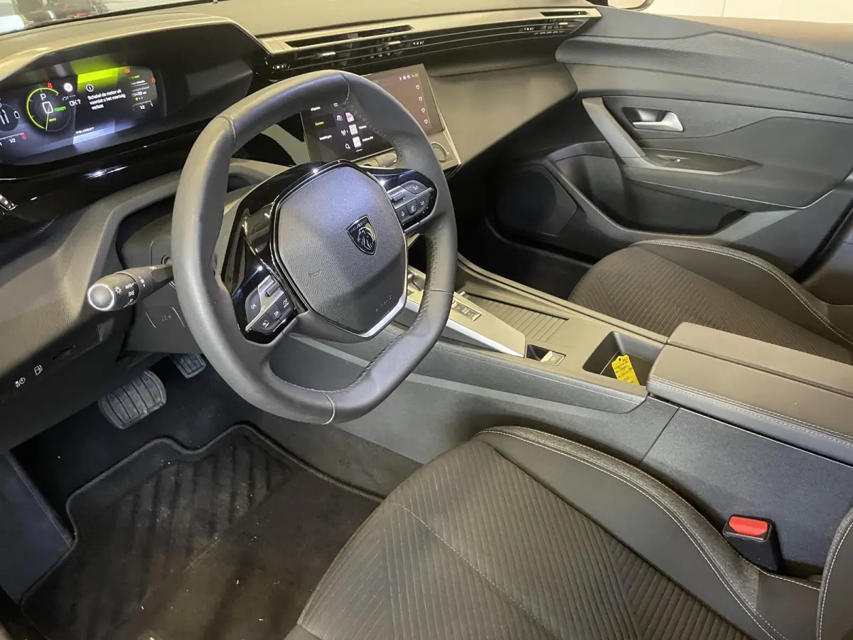 1.6 PHEV 180pk Automaat Active Pack Business Navigatie Apple Carplay/Android Auto PDC VA + Camera 17" LM Velgen Adaptive Cruise Control Full LED Virtual Cockpit