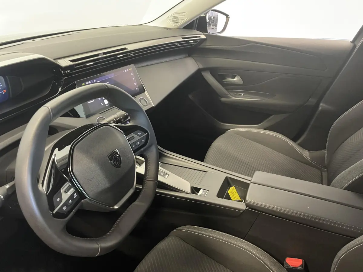 1.6 PHEV 180pk Automaat Active Pack Business Navigatie Apple Carplay/Android Auto PDC VA + Camera 17" LM Velgen Adaptive Cruise Control Full LED Virtual Cockpit