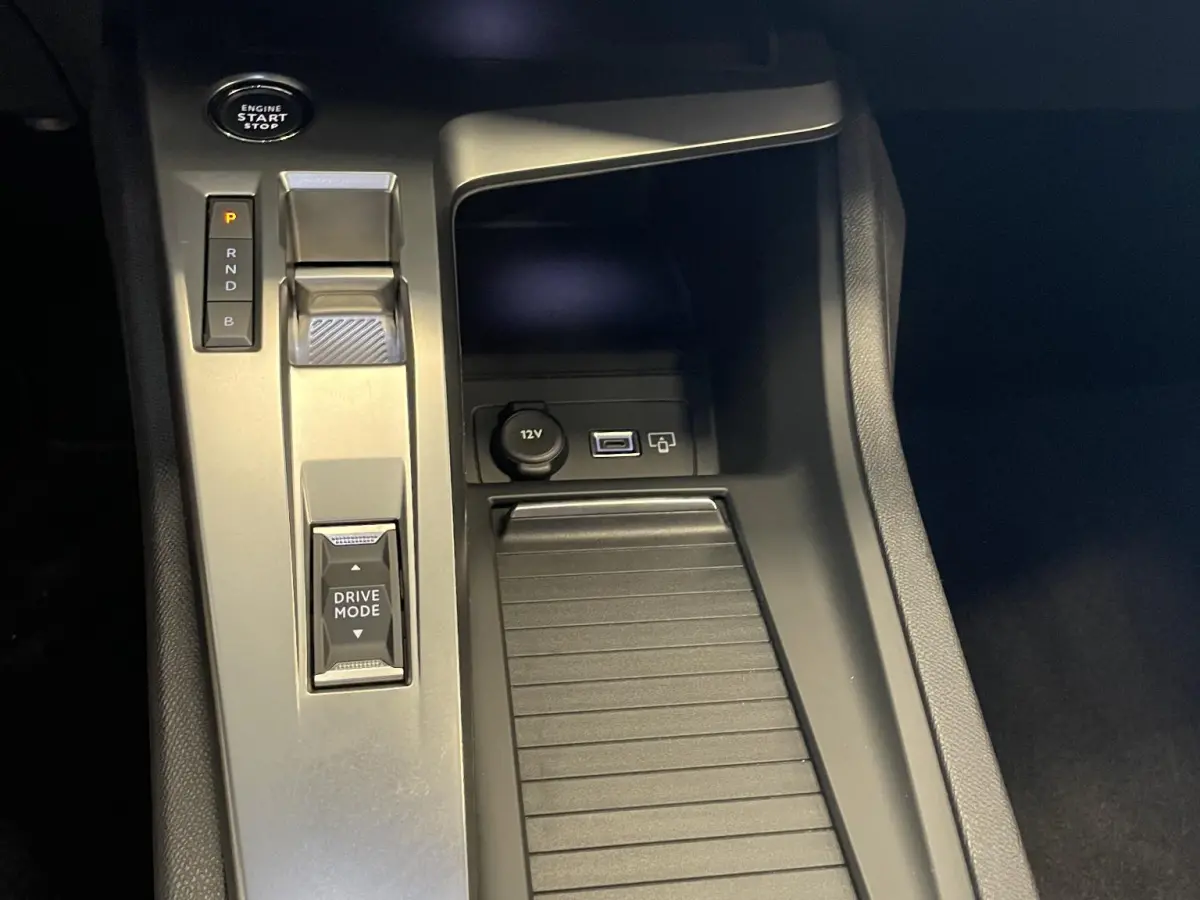 1.6 PHEV 180pk Automaat Active Pack Business Navigatie Apple Carplay/Android Auto PDC VA + Camera 17" LM Velgen Adaptive Cruise Control Full LED Virtual Cockpit