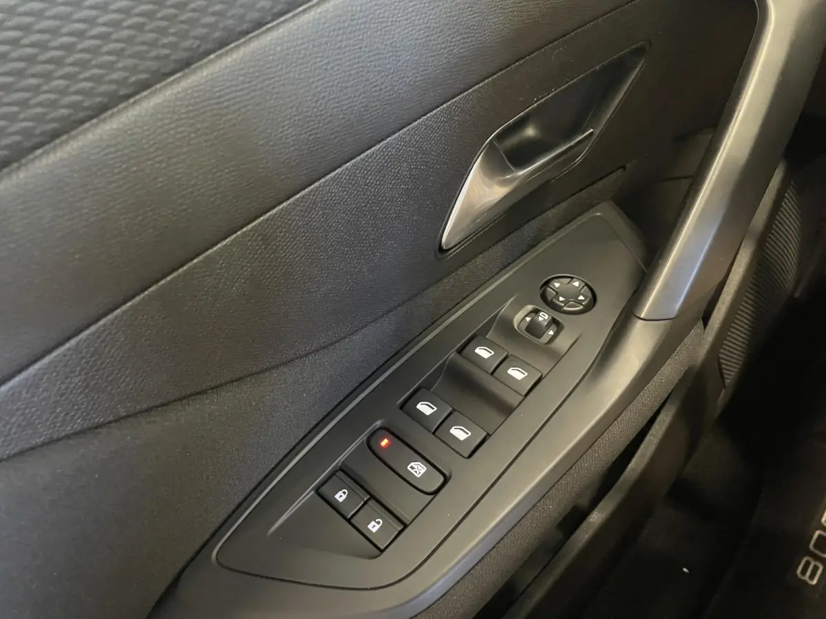1.6 PHEV 180pk Automaat Active Pack Business Navigatie Apple Carplay/Android Auto PDC VA + Camera 17" LM Velgen Adaptive Cruise Control Full LED Virtual Cockpit