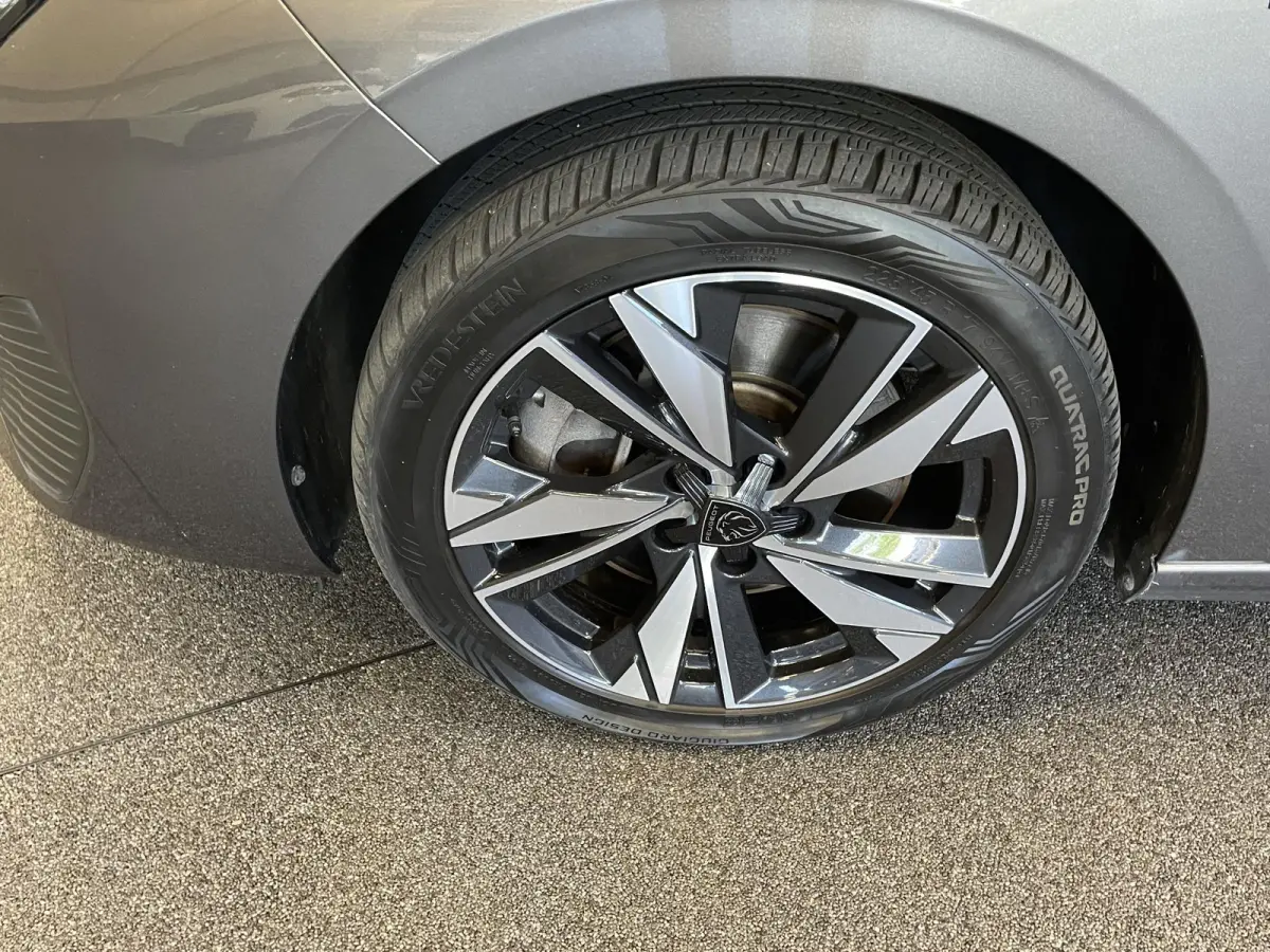 1.6 PHEV 180pk Automaat Active Pack Business Navigatie Apple Carplay/Android Auto PDC VA + Camera 17" LM Velgen Adaptive Cruise Control Full LED Virtual Cockpit