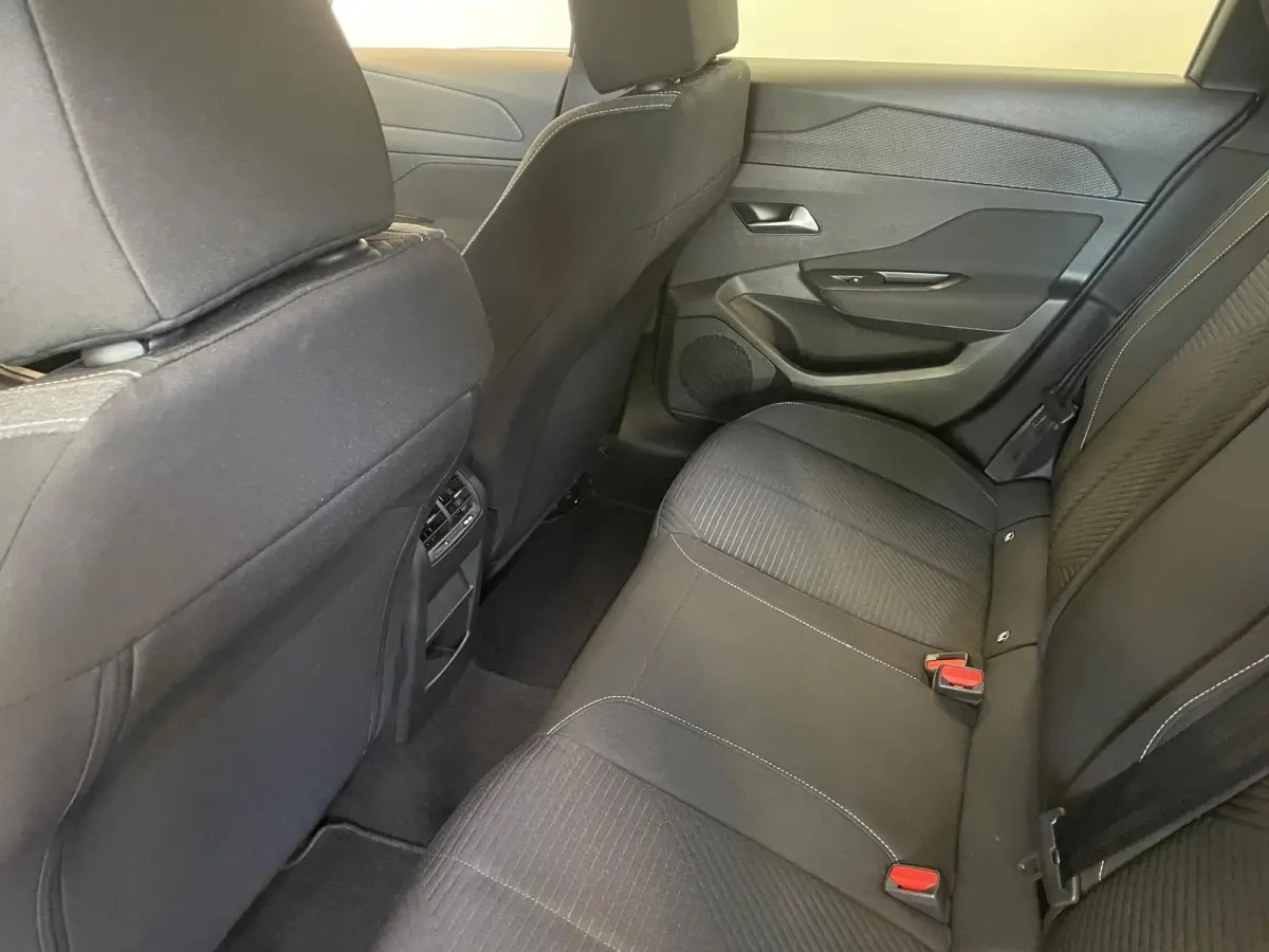 1.6 PHEV 180pk Automaat Active Pack Business Navigatie Apple Carplay/Android Auto PDC VA + Camera 17" LM Velgen Adaptive Cruise Control Full LED Virtual Cockpit