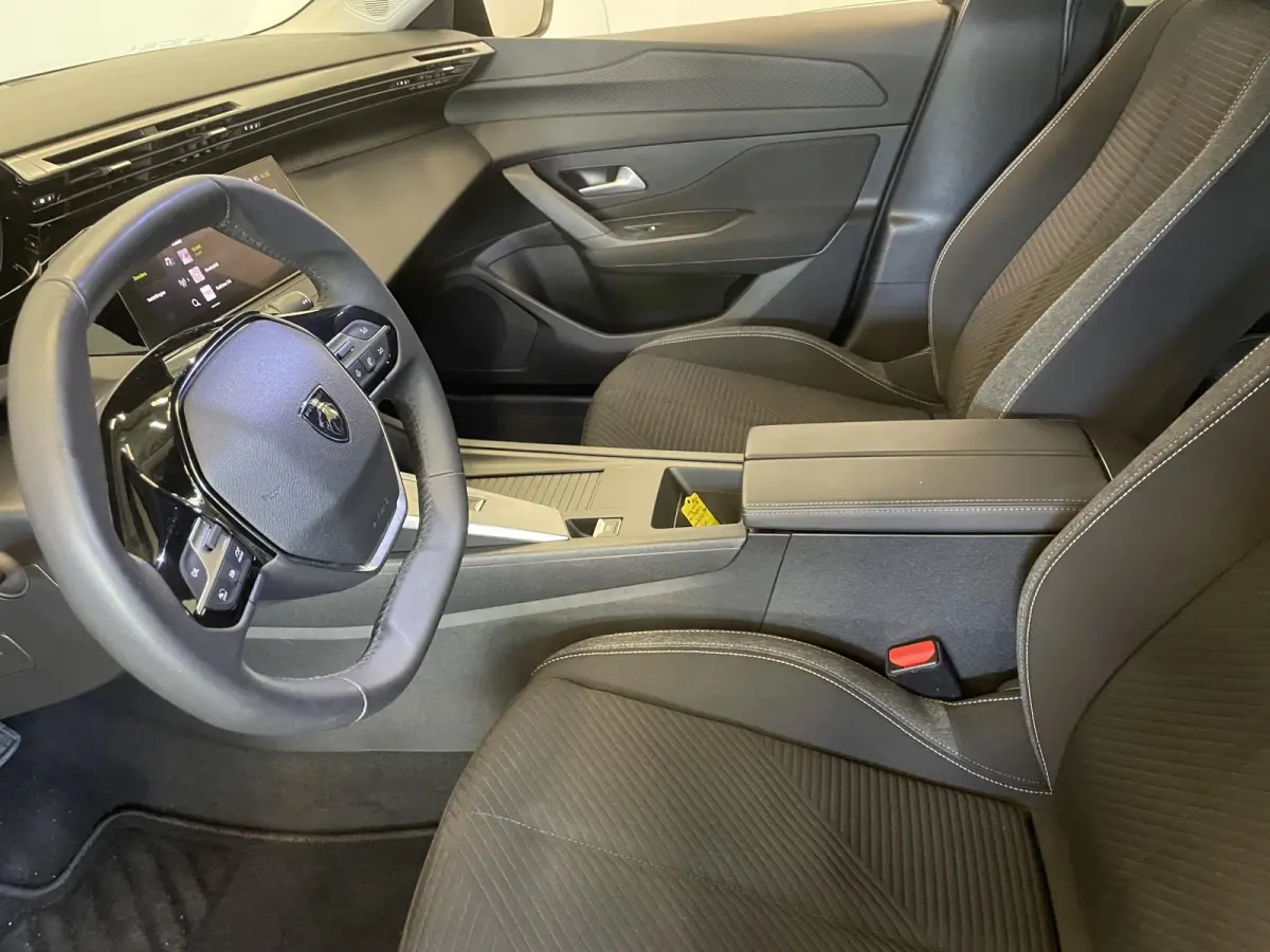 1.6 PHEV 180pk Automaat Active Pack Business Navigatie Apple Carplay/Android Auto PDC VA + Camera 17" LM Velgen Adaptive Cruise Control Full LED Virtual Cockpit