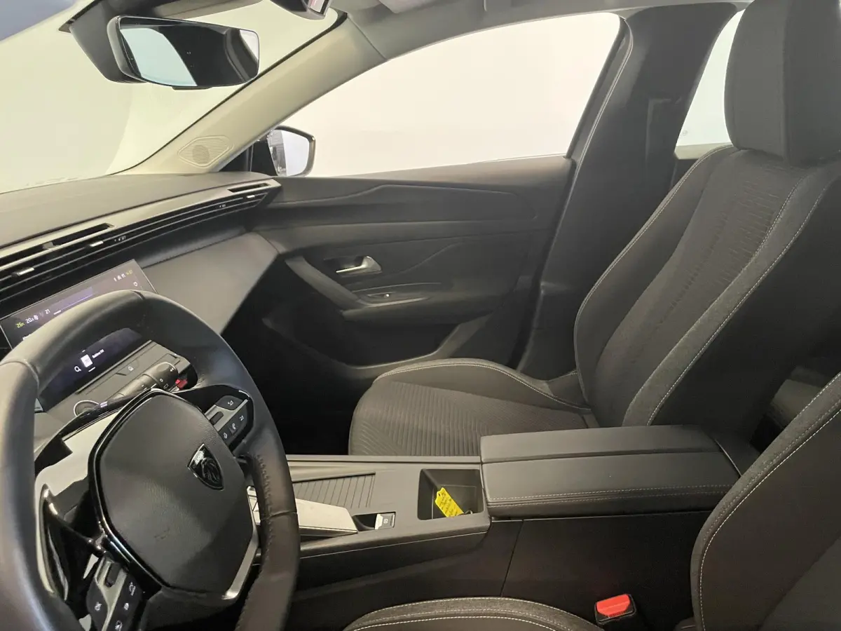 1.6 PHEV 180pk Automaat Active Pack Business Navigatie Apple Carplay/Android Auto PDC VA + Camera 17" LM Velgen Adaptive Cruise Control Full LED Virtual Cockpit