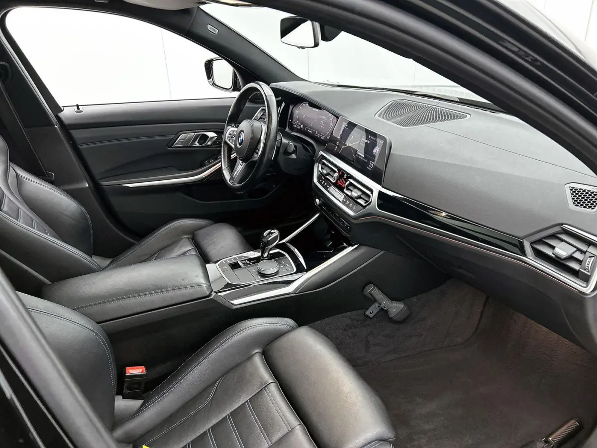 M340i xDrive High Executive | PANORAMADAK | 360 CAMERA | SPORTSTOELEN | HEAD UP | APPLE CARPLAY - ANDROID AUTO | MEMORY | ELEKTRISCHE KOFFERKLEP | HARMAN KARDON | STOELVERWARMING | ADAPTIVE 