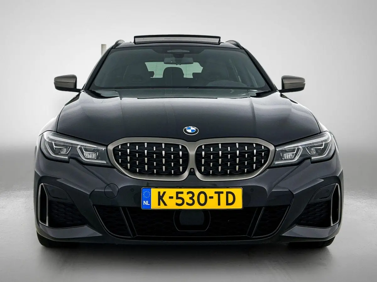 M340i xDrive High Executive | PANORAMADAK | 360 CAMERA | SPORTSTOELEN | HEAD UP | APPLE CARPLAY - ANDROID AUTO | MEMORY | ELEKTRISCHE KOFFERKLEP | HARMAN KARDON | STOELVERWARMING | ADAPTIVE 