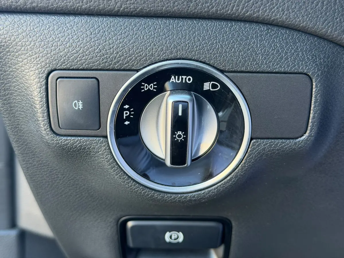 200 Ambition(NL-auto, Goed OndH, Navi, Carplay StoelV, Parkeersensoren V+A, Etc)