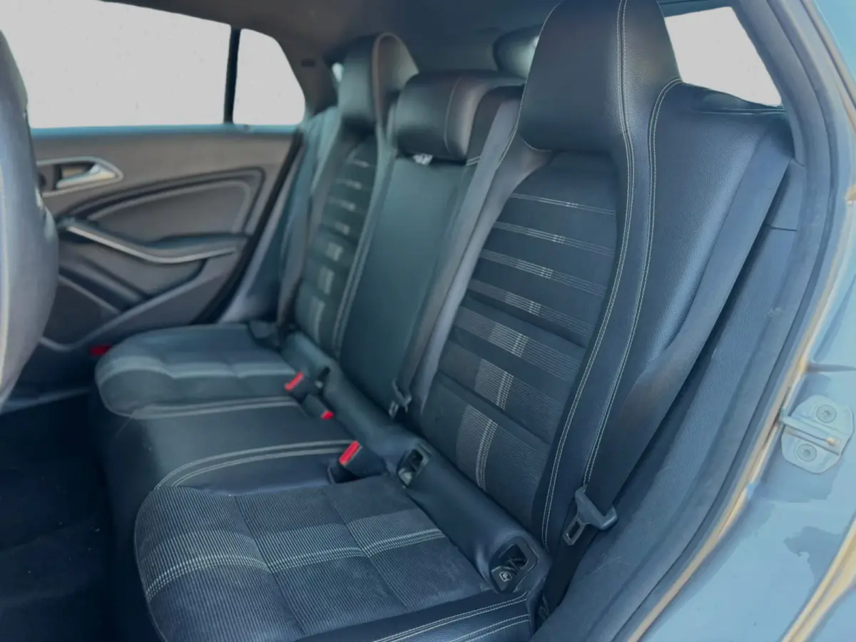 200 Ambition(NL-auto, Goed OndH, Navi, Carplay StoelV, Parkeersensoren V+A, Etc)