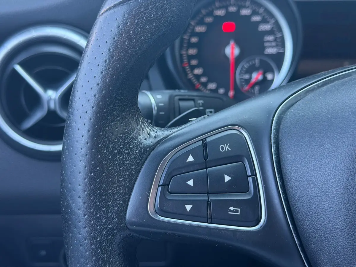 200 Ambition(NL-auto, Goed OndH, Navi, Carplay StoelV, Parkeersensoren V+A, Etc)