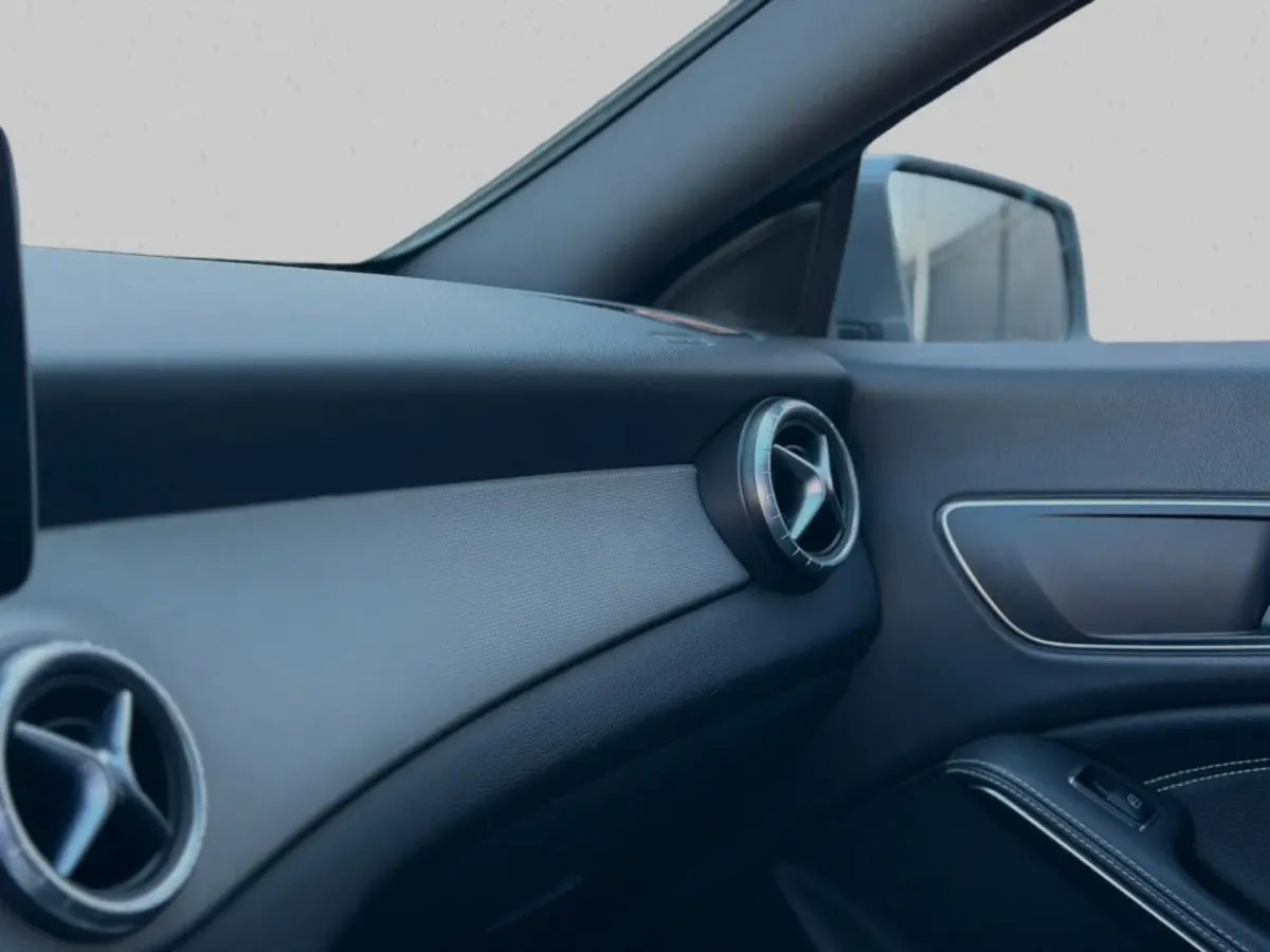 200 Ambition(NL-auto, Goed OndH, Navi, Carplay StoelV, Parkeersensoren V+A, Etc)