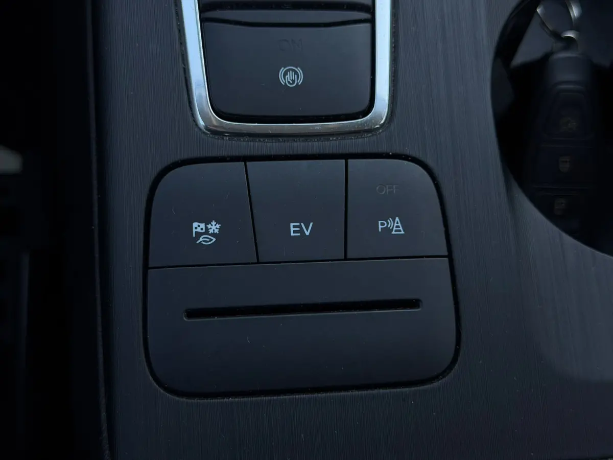 2.5 PHEV Titanium(Goed OnderH, Navi, Parkeersensor V+A, Cruise Con, Digitale Dash, Etc)