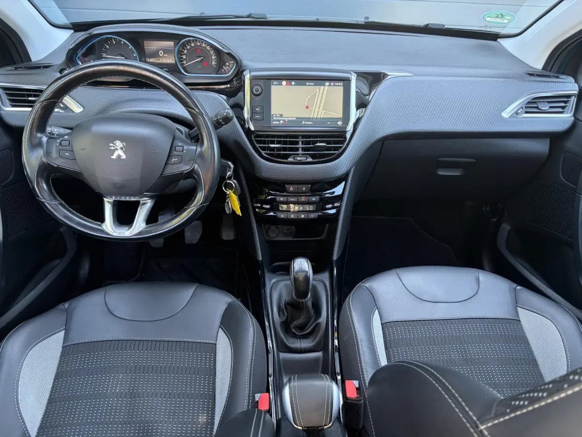 1.2 PureTech Allure D-riem vv in 02-2026 l Pano l Carplay l Camera l Halfleder l 110pk l Dealer Onderhouden l 2e Eigenaar l Navi l Clima l Cruise l Pdc l Lm velgen l Apk tot 02-2027