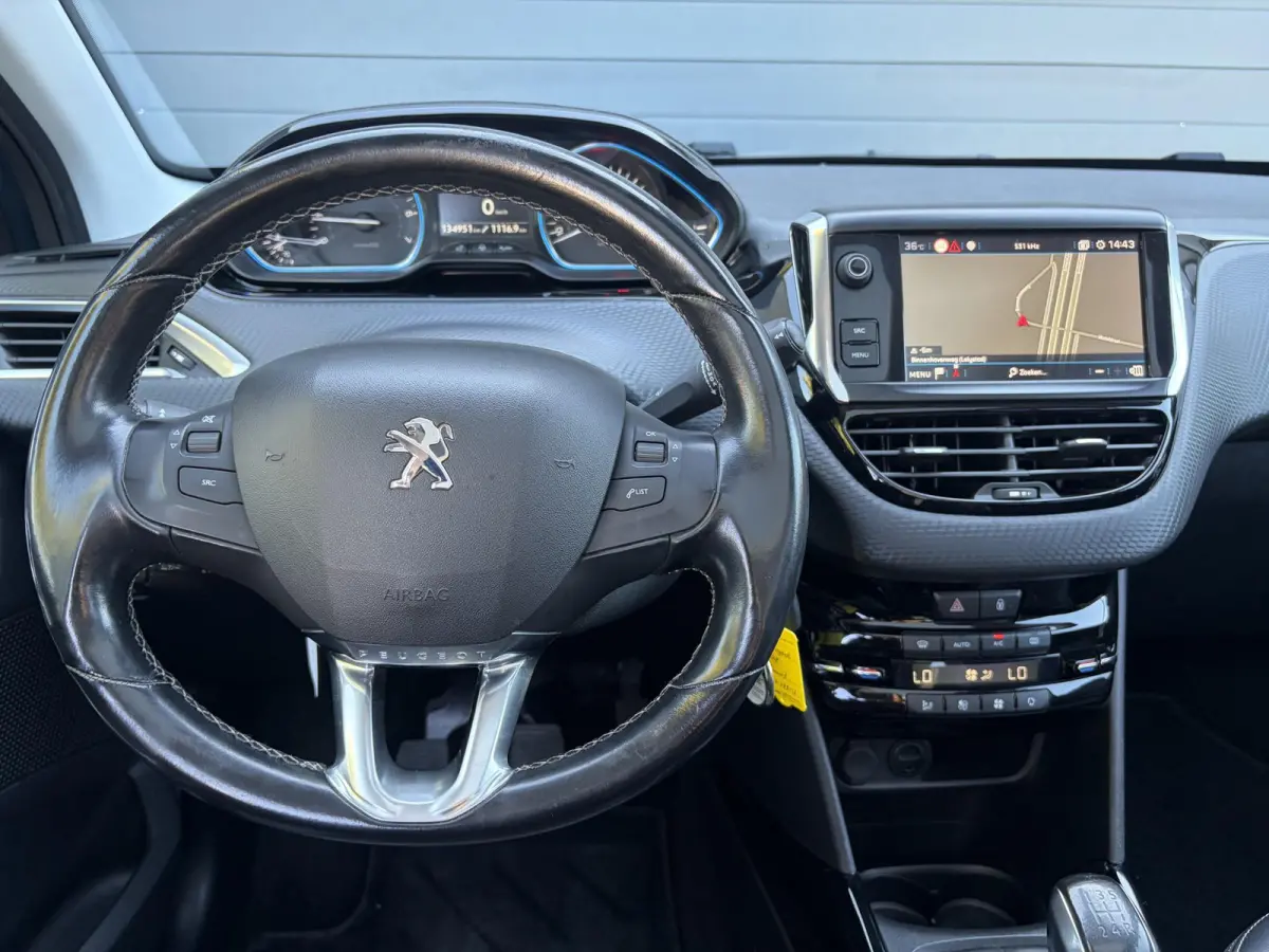 1.2 PureTech Allure D-riem vv in 02-2026 l Pano l Carplay l Camera l Halfleder l 110pk l Dealer Onderhouden l 2e Eigenaar l Navi l Clima l Cruise l Pdc l Lm velgen l Apk tot 02-2027