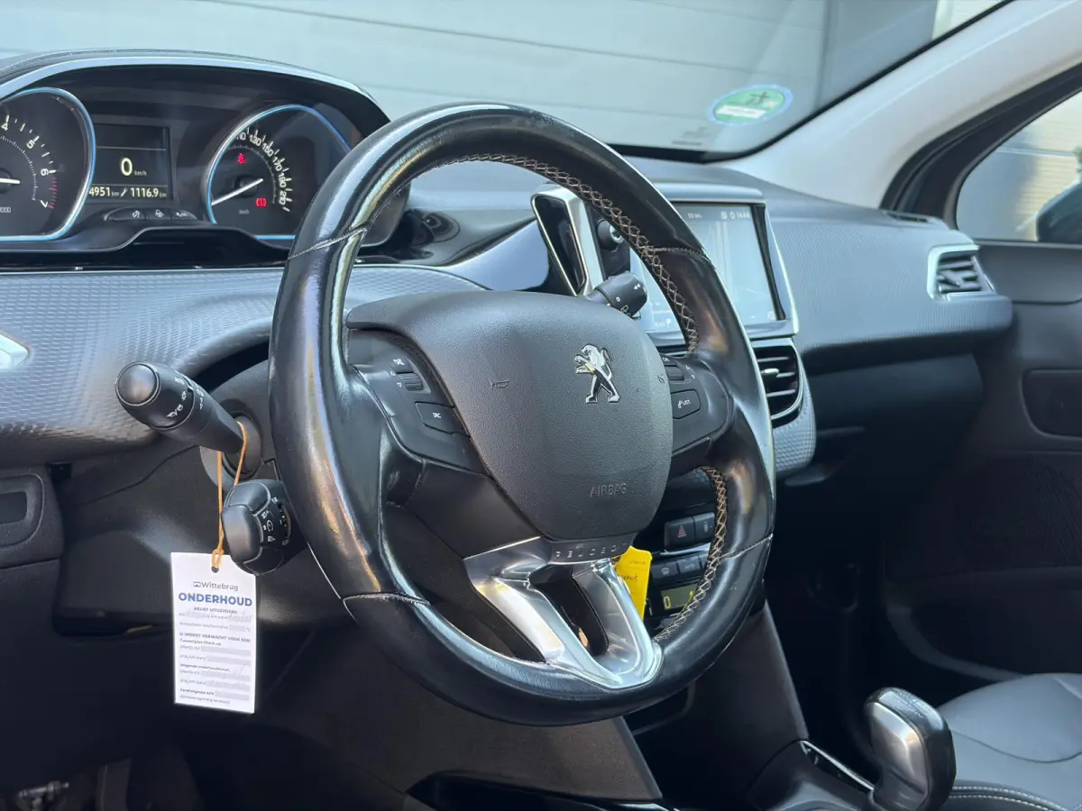 1.2 PureTech Allure D-riem vv in 02-2026 l Pano l Carplay l Camera l Halfleder l 110pk l Dealer Onderhouden l 2e Eigenaar l Navi l Clima l Cruise l Pdc l Lm velgen l Apk tot 02-2027