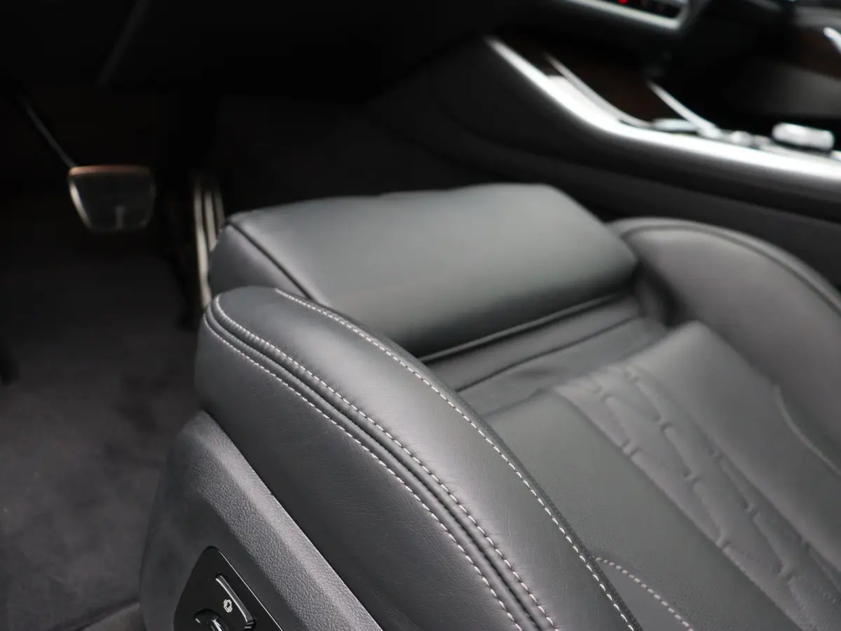 xDrive50e M Sportpakket Pro | Travel Pack | Innovation Pack | Comfort Plus Pack | Exclusive Pack | Integral Active Steering | Soft Close | Trekhaak | Panoramadak | M Multifunctionele voorsto