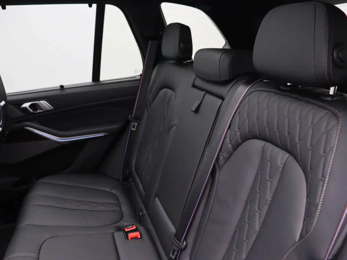 xDrive50e M Sportpakket Pro | Travel Pack | Innovation Pack | Comfort Plus Pack | Exclusive Pack | Integral Active Steering | Soft Close | Trekhaak | Panoramadak | M Multifunctionele voorsto