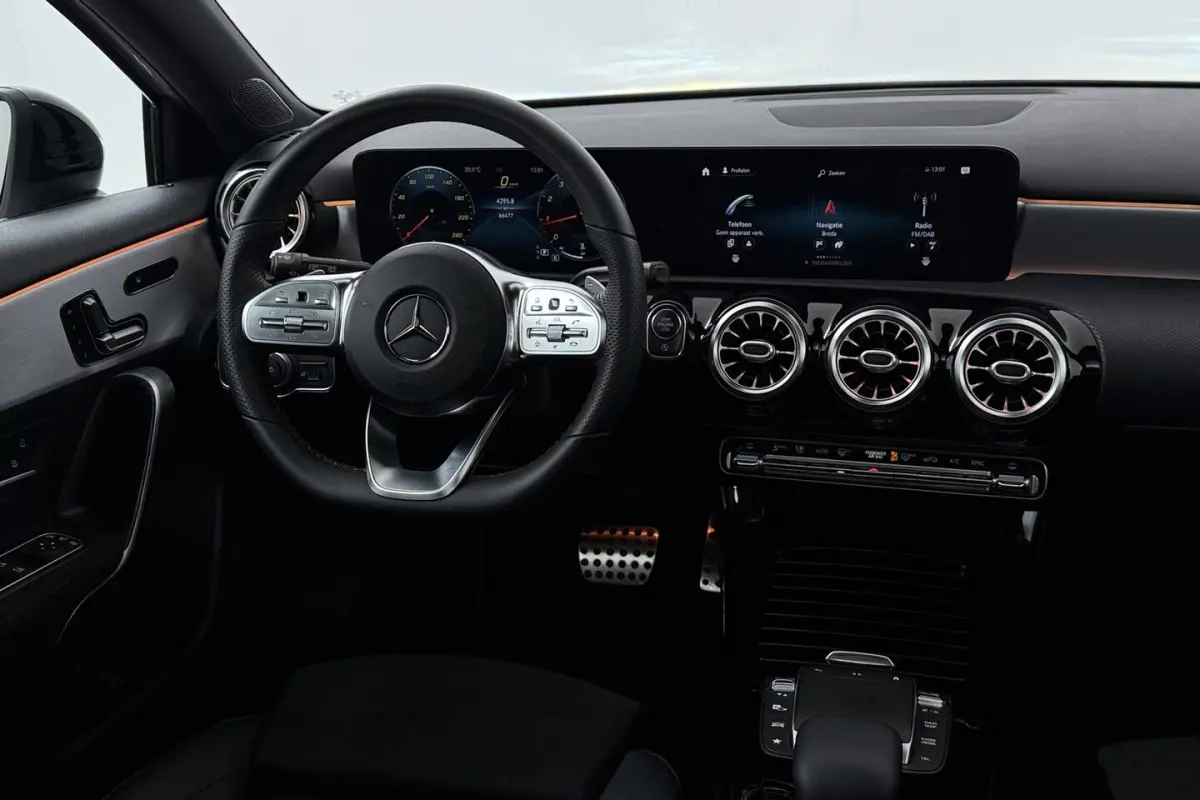 180 Business Solution AMG (PANORAMADAK, STOELVERWARMING, CAMERA, SFEERVERLICHTING, ELEKTR