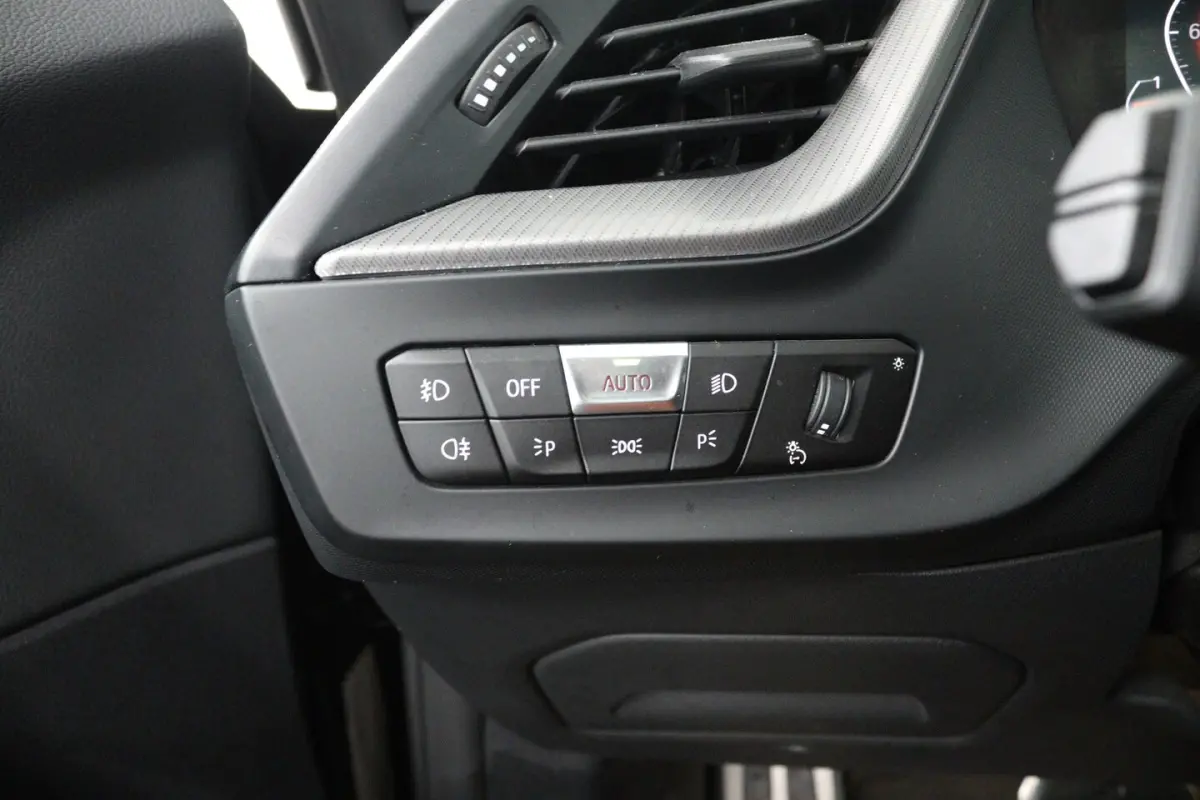 218i Business Edition Plus (PANORAMADAK, CAMERA, SFEERVERLICHTING, STOELVERWARMING, PARKEE