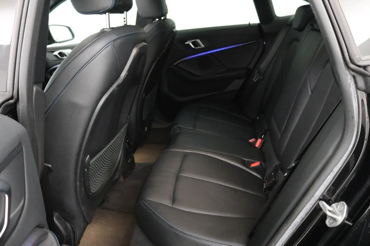 218i Business Edition Plus (PANORAMADAK, CAMERA, SFEERVERLICHTING, STOELVERWARMING, PARKEE