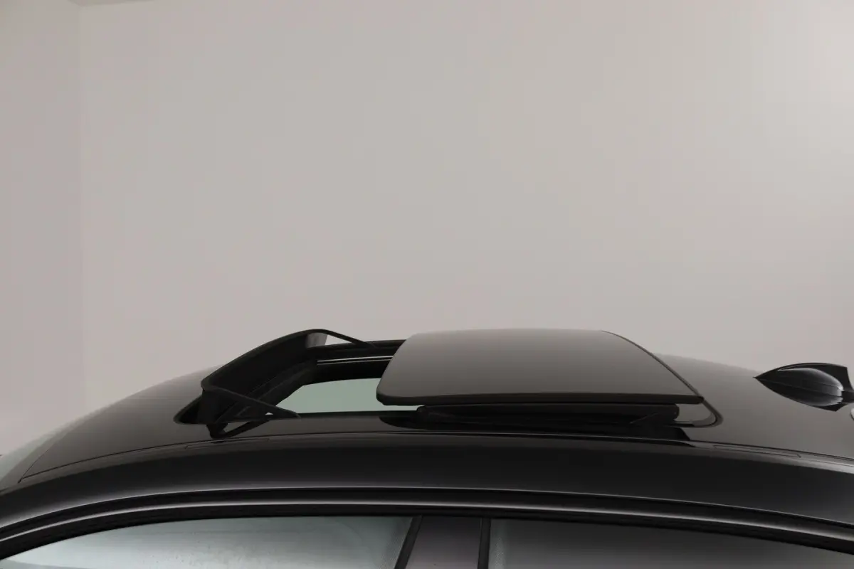 218i Business Edition Plus (PANORAMADAK, CAMERA, SFEERVERLICHTING, STOELVERWARMING, PARKEE