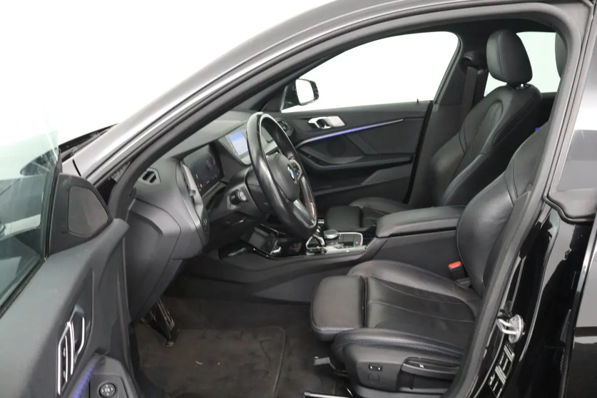 218i Business Edition Plus (PANORAMADAK, CAMERA, SFEERVERLICHTING, STOELVERWARMING, PARKEE