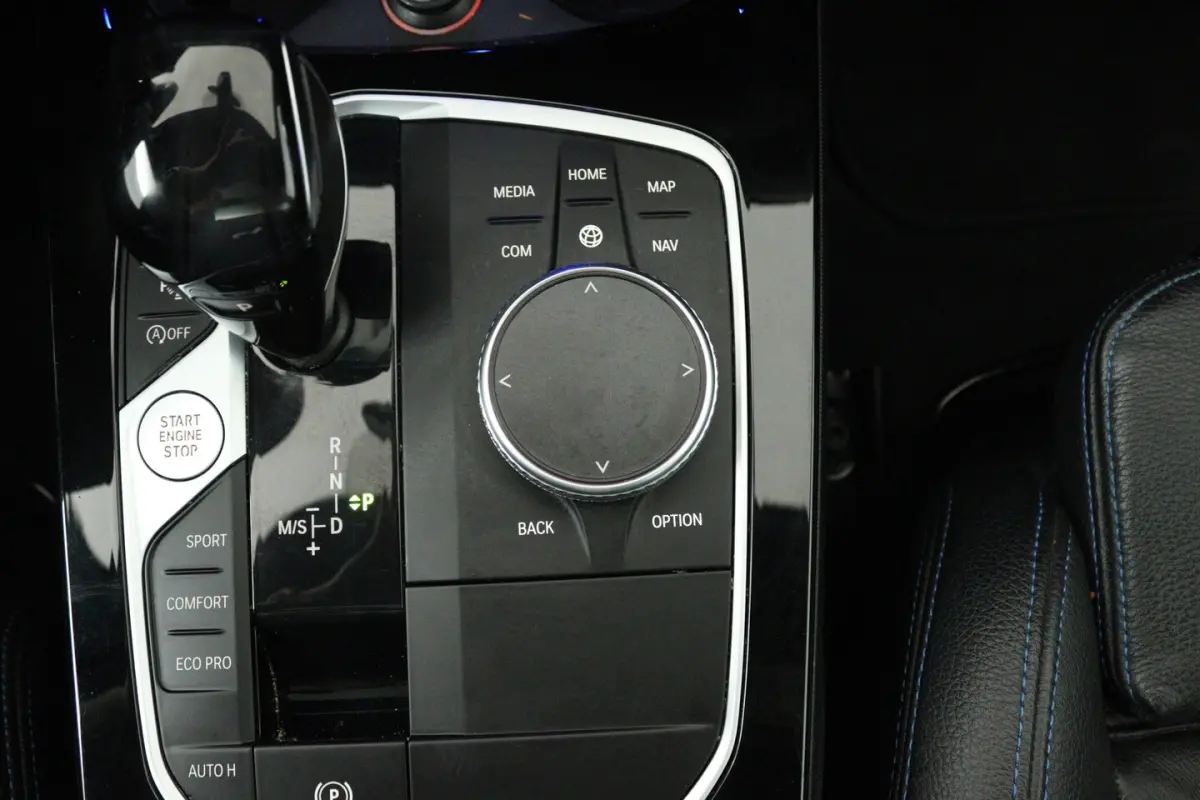 218i Business Edition Plus (PANORAMADAK, CAMERA, SFEERVERLICHTING, STOELVERWARMING, PARKEE