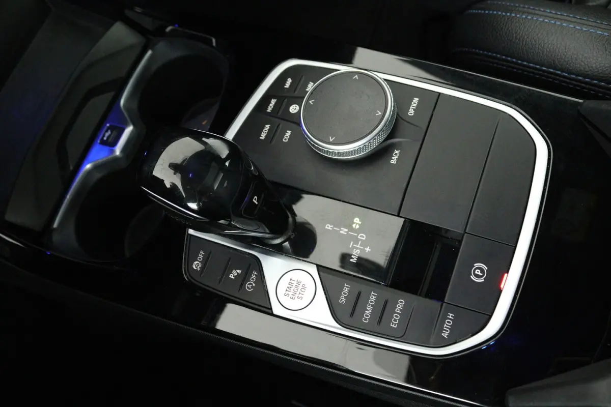 218i Business Edition Plus (PANORAMADAK, CAMERA, SFEERVERLICHTING, STOELVERWARMING, PARKEE