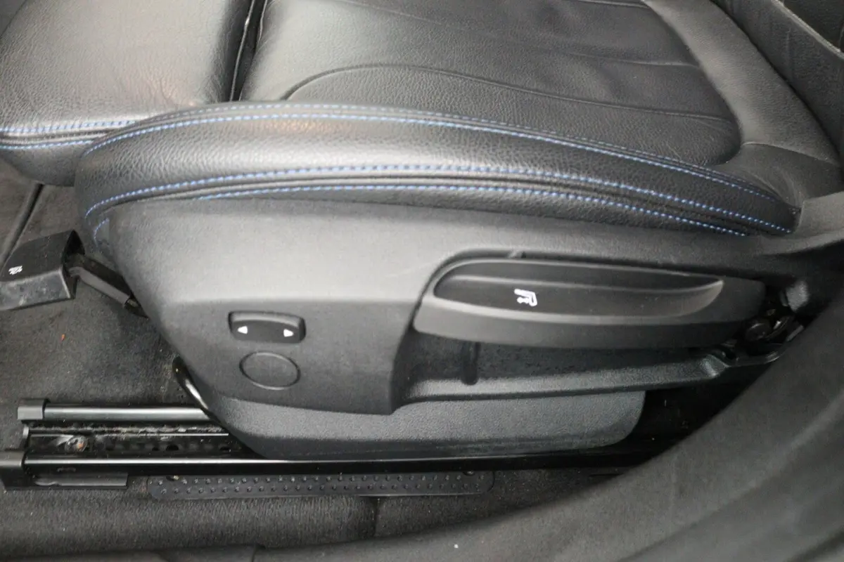218i Business Edition Plus (PANORAMADAK, CAMERA, SFEERVERLICHTING, STOELVERWARMING, PARKEE
