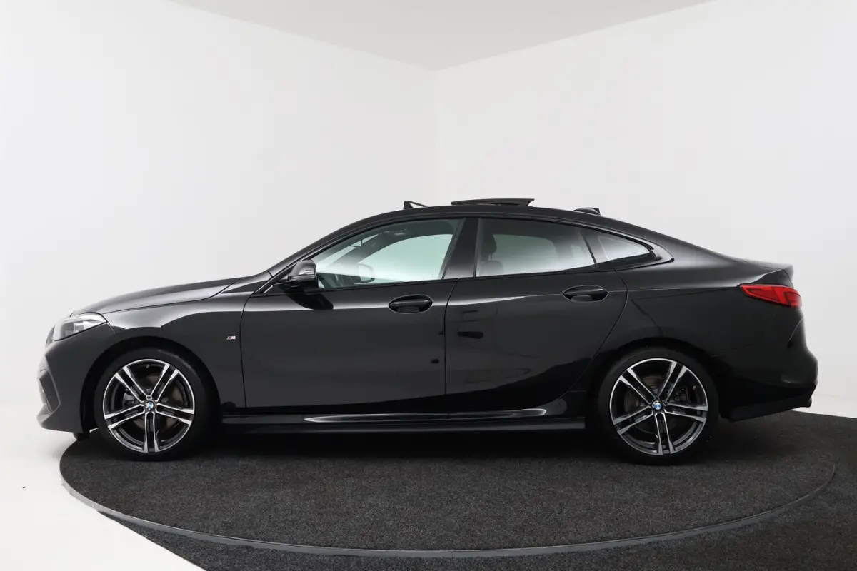 218i Business Edition Plus (PANORAMADAK, CAMERA, SFEERVERLICHTING, STOELVERWARMING, PARKEE