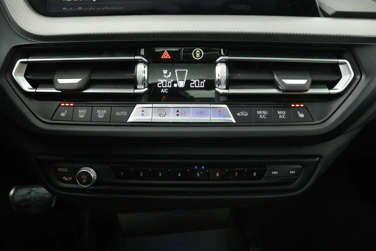 218i Business Edition Plus (PANORAMADAK, CAMERA, SFEERVERLICHTING, STOELVERWARMING, PARKEE
