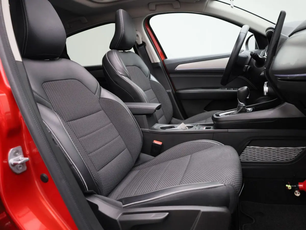 E-TECH Hybrid Techno | Automaat | Apple Carplay / Android Auto | Panoramadak | Achteruitrijcamera | Parkeersensoren |