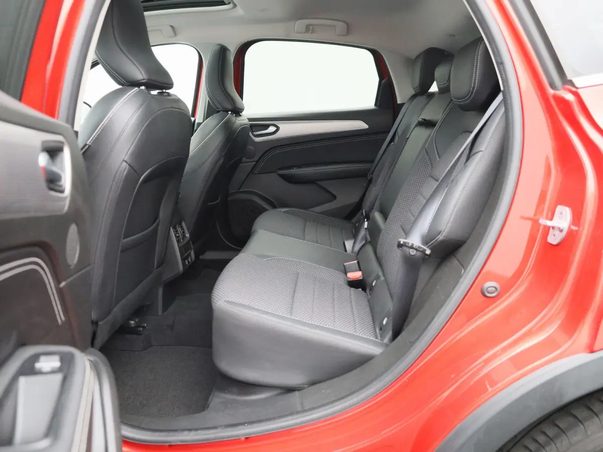 E-TECH Hybrid Techno | Automaat | Apple Carplay / Android Auto | Panoramadak | Achteruitrijcamera | Parkeersensoren |