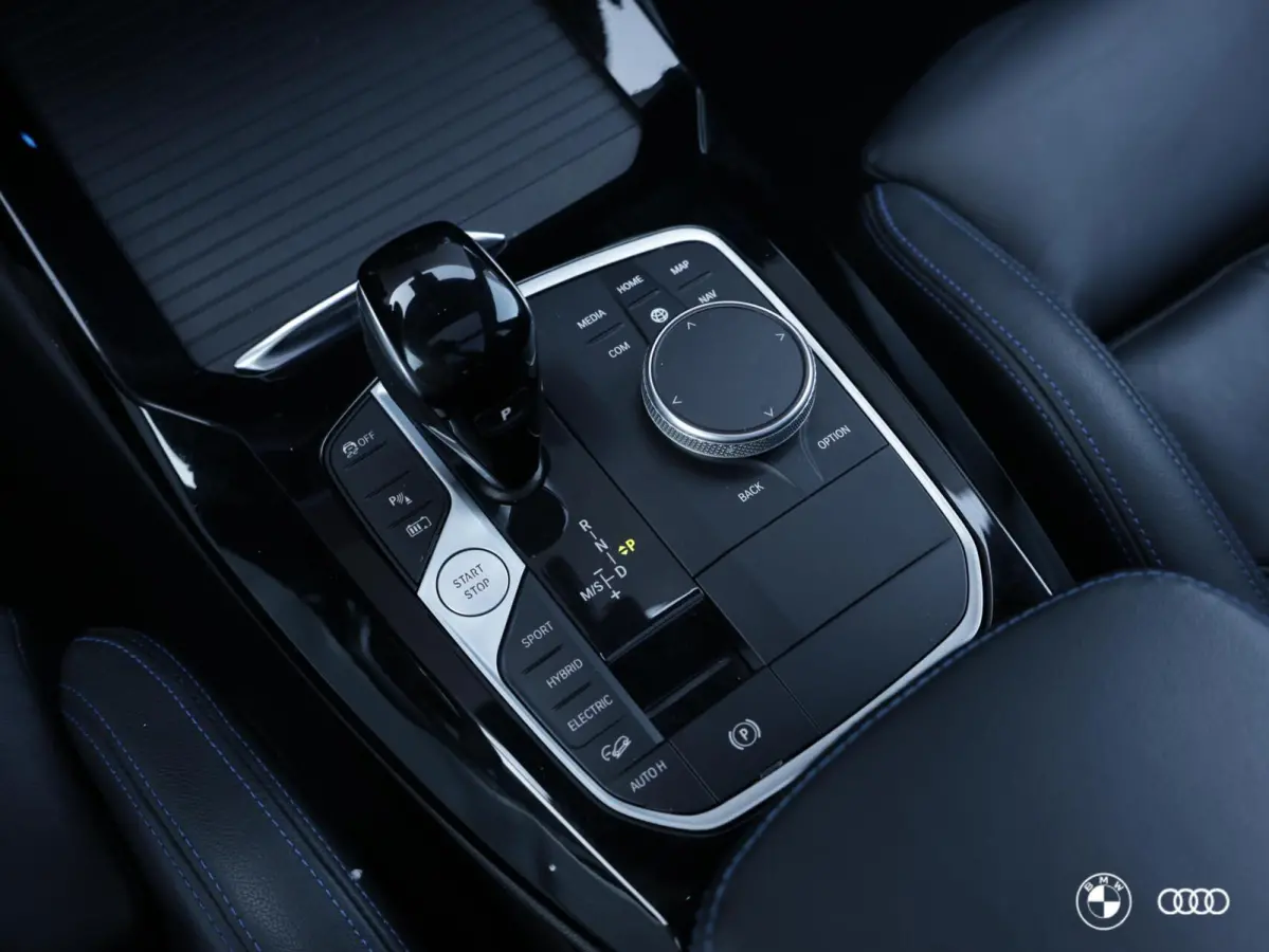 xDr30E M SPORT / M STOEL / PANODAK / ACC / HARMANKARDON / HEADUP / LEDER / 20"