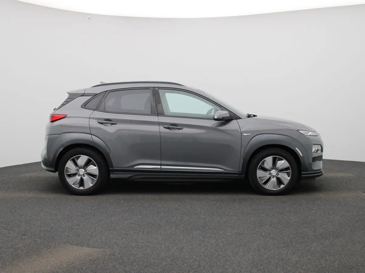 EV Fashion 64 kWh | SOH 98,2% | APPLE CARPLAY | ANDROID AUTO | STOELVERWARMING | HEAD-UP DISPLAY | HALF-LEDER | ACHTERUITRIJCAMERA | PARKEERSENSOREN | NAVIGATIE | DAB RADIO | RIJSTROOKHULP |