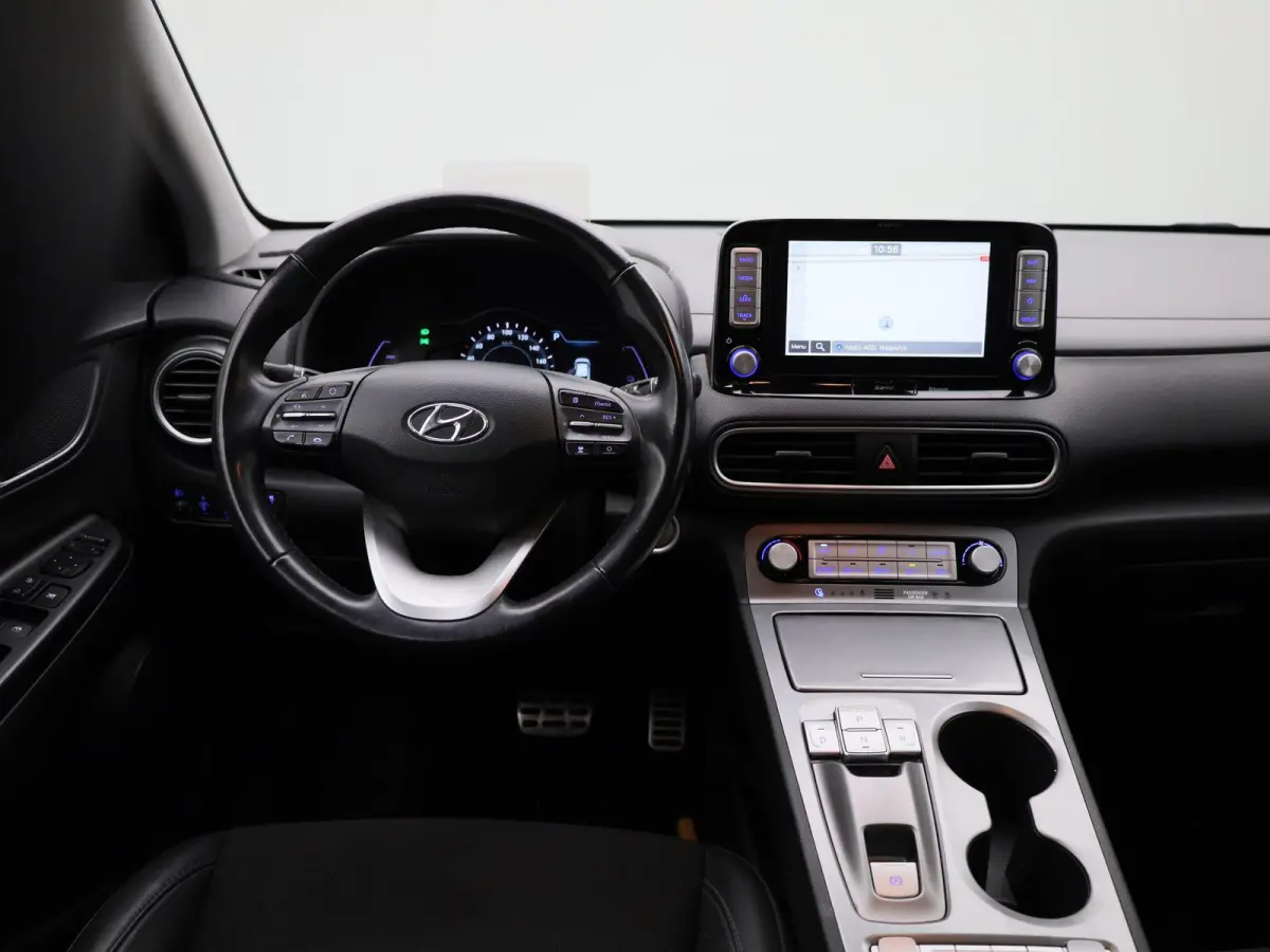 EV Fashion 64 kWh | SOH 98,2% | APPLE CARPLAY | ANDROID AUTO | STOELVERWARMING | HEAD-UP DISPLAY | HALF-LEDER | ACHTERUITRIJCAMERA | PARKEERSENSOREN | NAVIGATIE | DAB RADIO | RIJSTROOKHULP |
