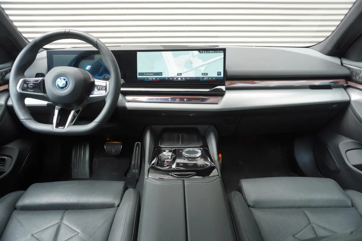 550e xDrive Adaptief M Onderstel Professional | Bowers & Wilkins Surround Sound System | BMW Individual Leder Merino |  Driving Assistant Professional | Parking Assistant Professional