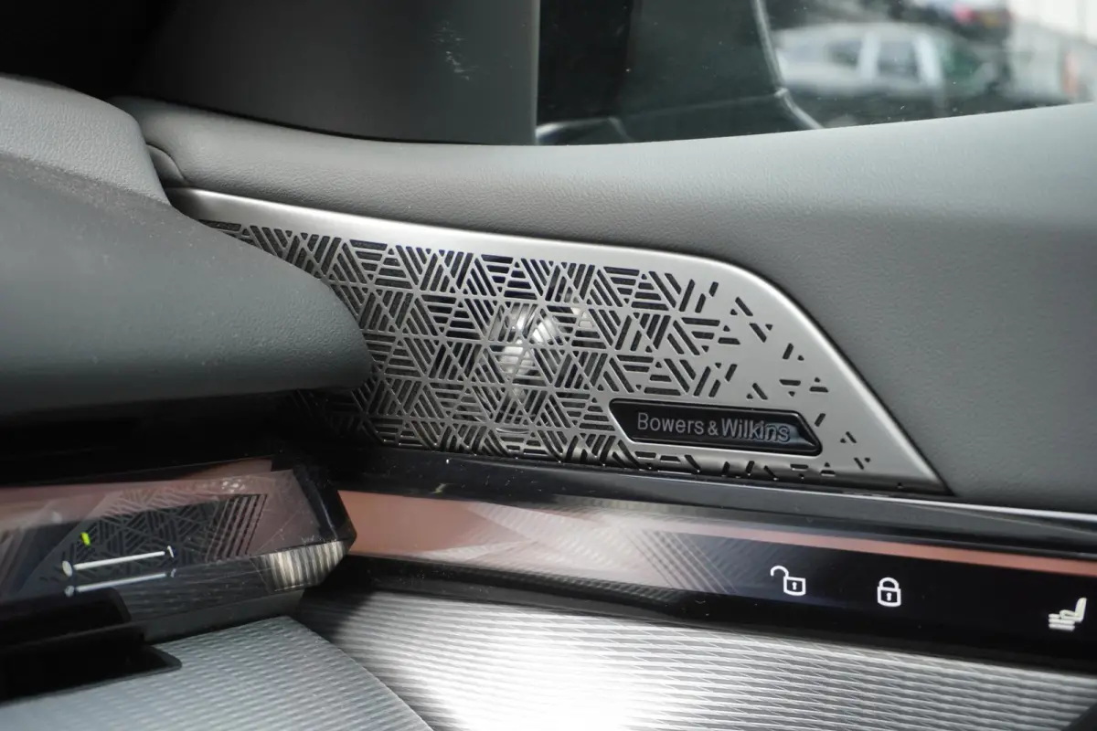 550e xDrive Adaptief M Onderstel Professional | Bowers & Wilkins Surround Sound System | BMW Individual Leder Merino |  Driving Assistant Professional | Parking Assistant Professional